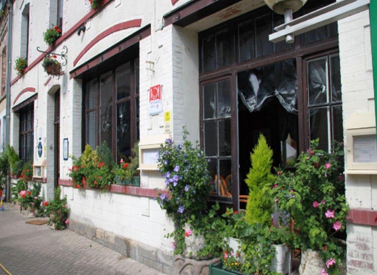 Logis Hotel Et Restaurant Du Dauphin Sees Exterior photo