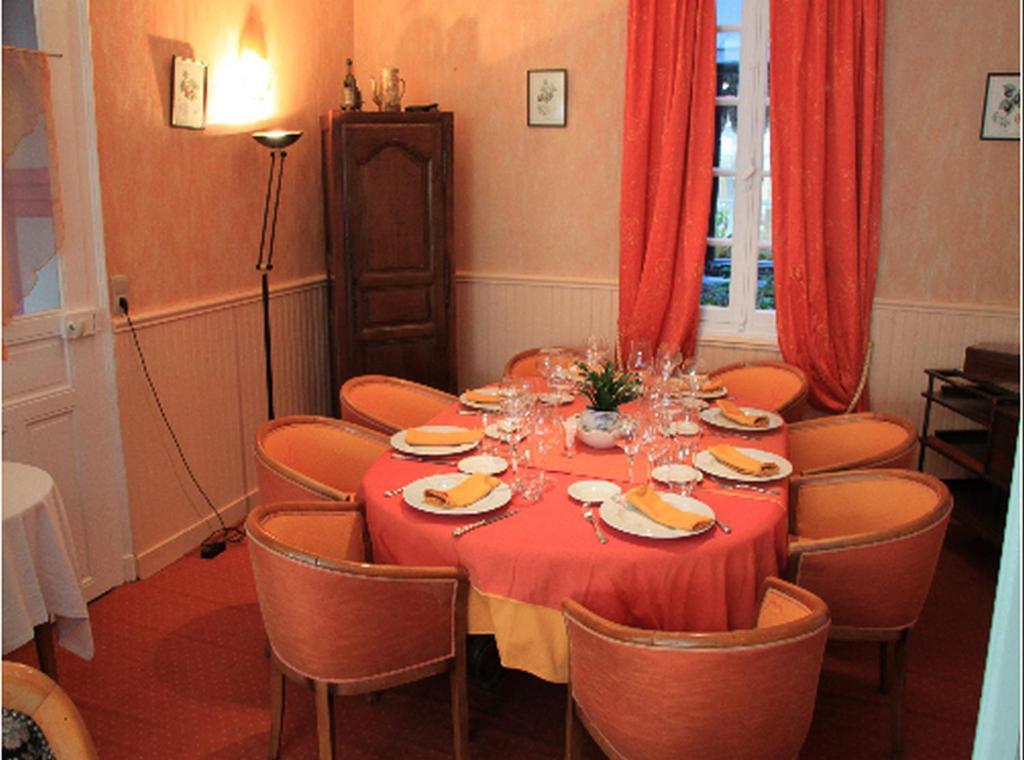 Logis Hotel Et Restaurant Du Dauphin Sees Exterior photo