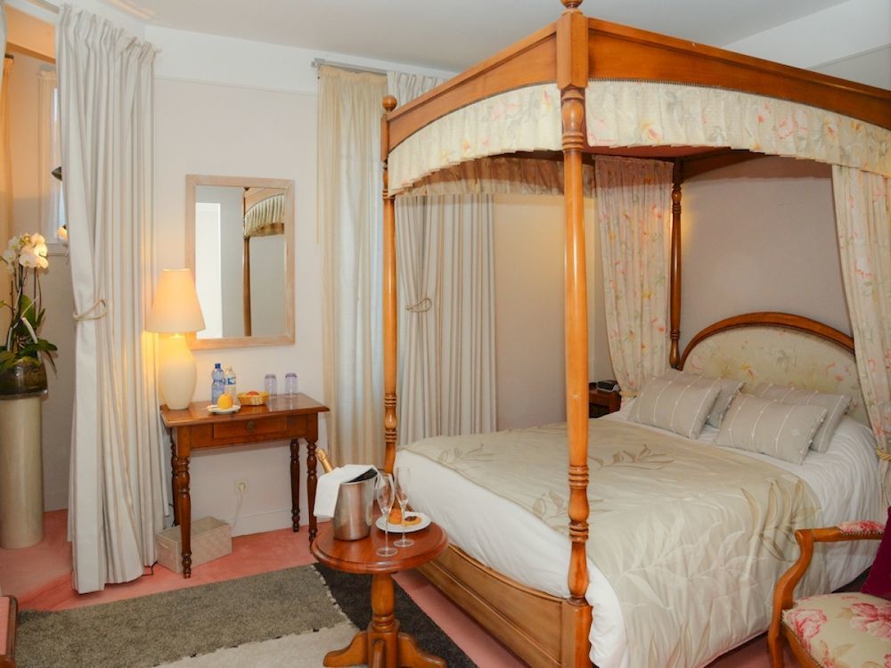 Logis Hotel Et Restaurant Du Dauphin Sees Exterior photo