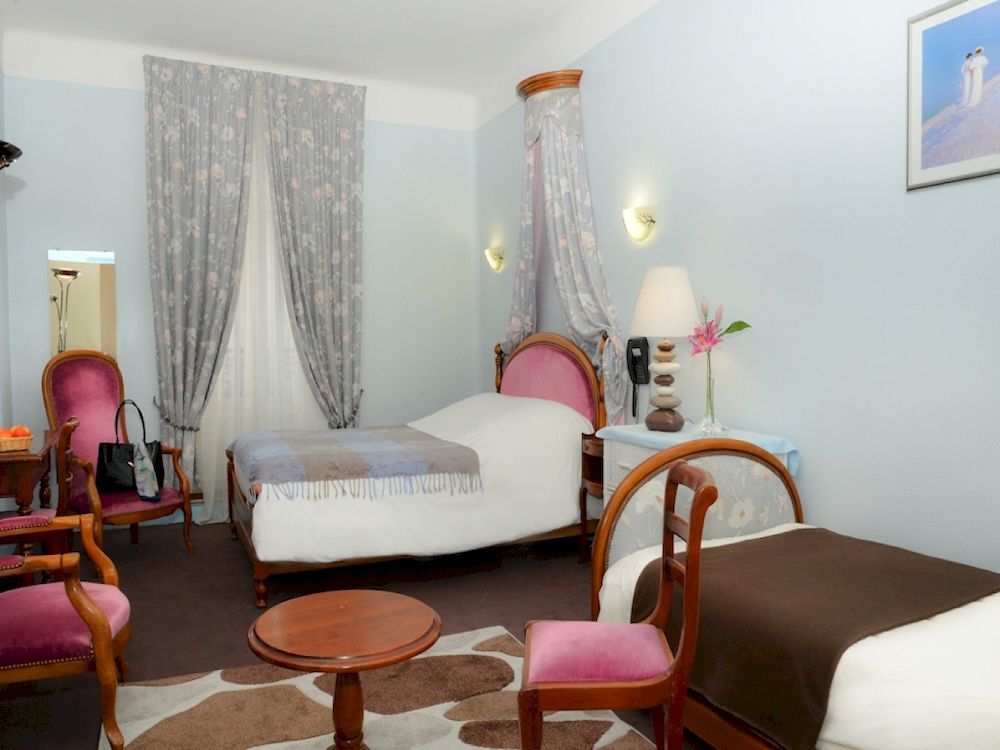Logis Hotel Et Restaurant Du Dauphin Sees Exterior photo