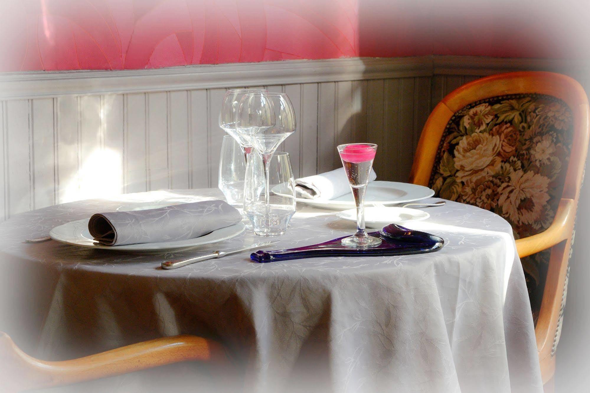 Logis Hotel Et Restaurant Du Dauphin Sees Exterior photo