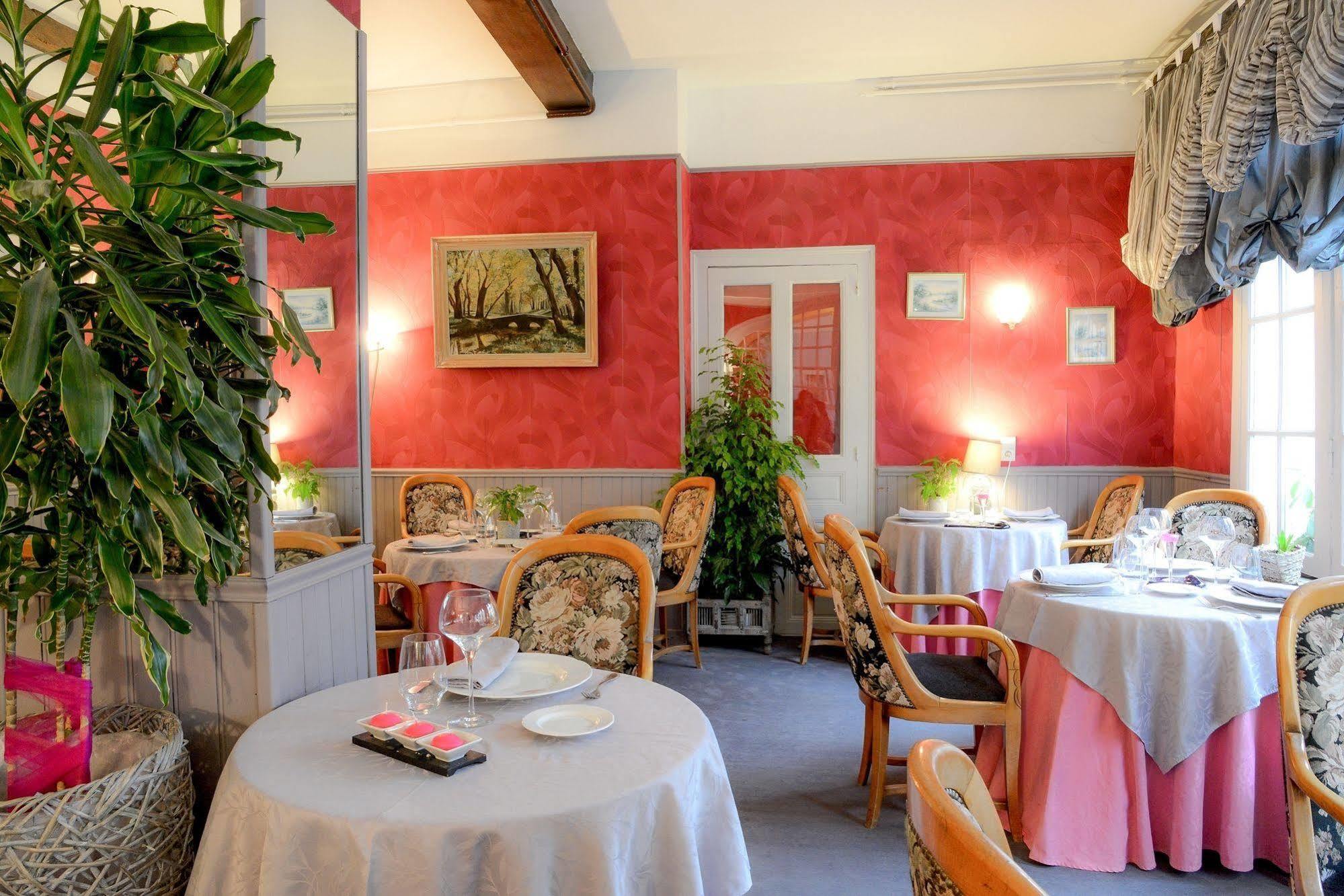 Logis Hotel Et Restaurant Du Dauphin Sees Exterior photo