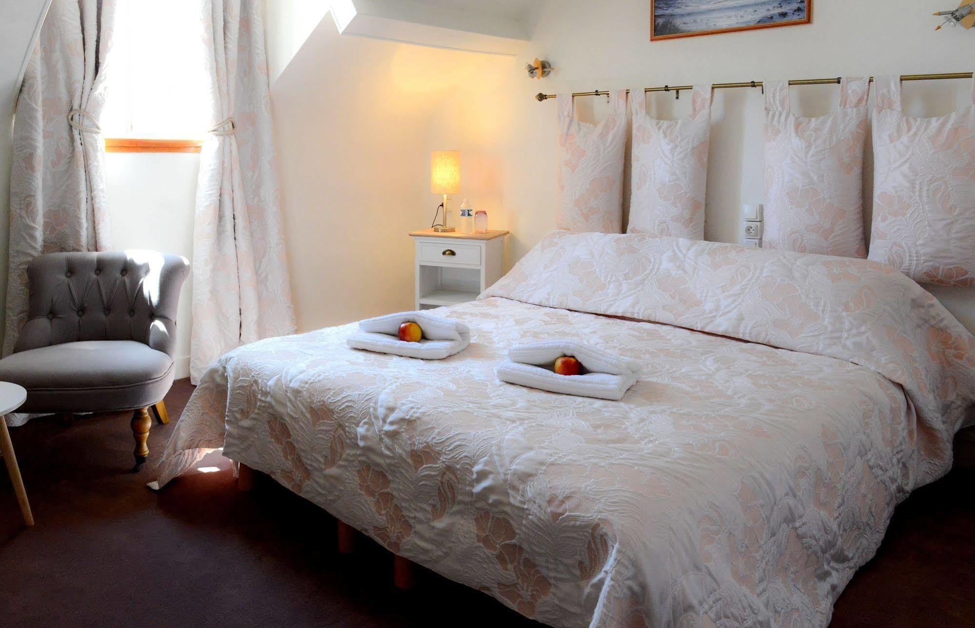Logis Hotel Et Restaurant Du Dauphin Sees Exterior photo